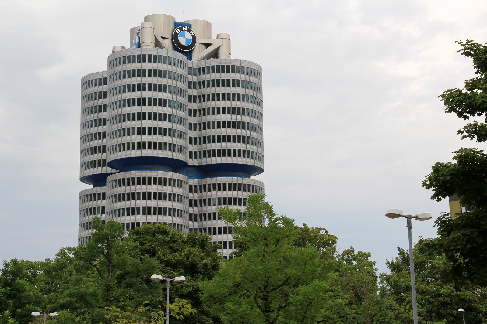 BMW-Zentrale München, Archivfoto 2017. Foto: Fred Romero / Wikimedia Commons · CC BY 2.0